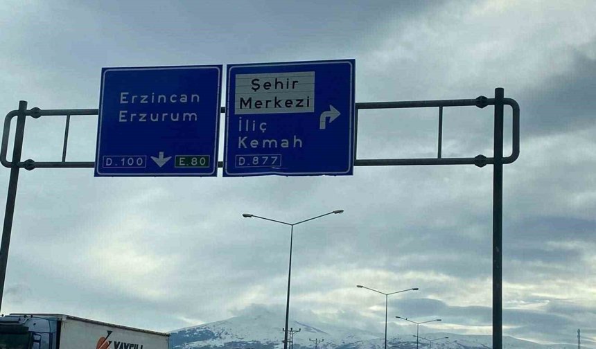 Refahiye Yol Ayrımındaki Tabelada 'Kemaliye' Eksikliği Tepki Çekti