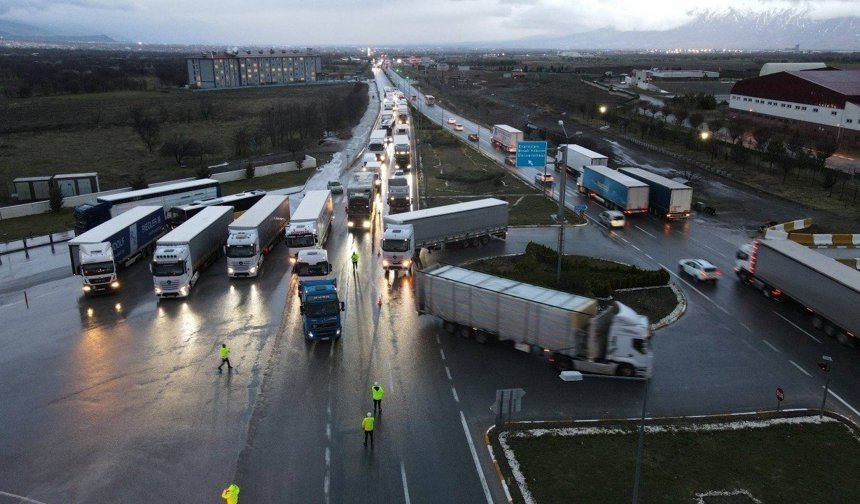 Erzincan-Gümüşhane Kara Yolu Ağır Araçlara Kapatıldı
