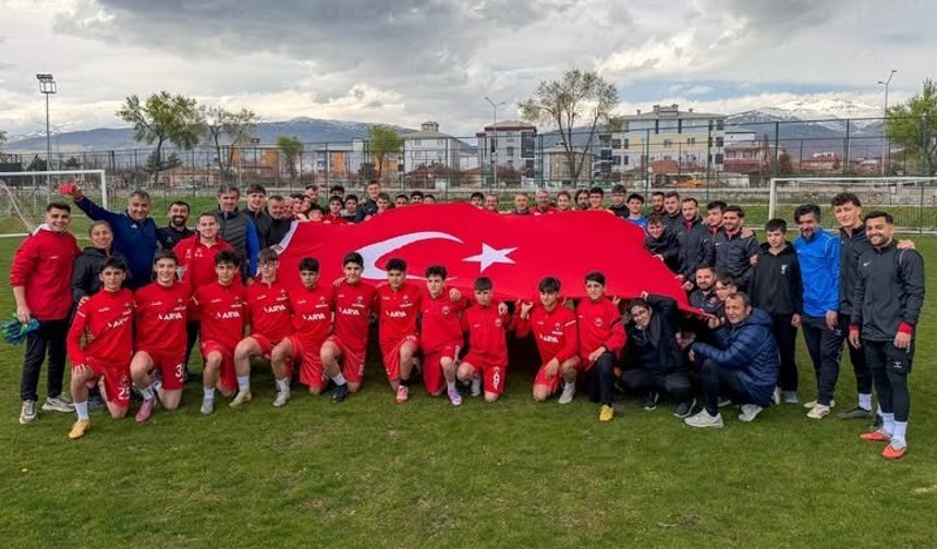 24 Erzincanspor’dan 23 Nisan’a Anlamlı Kutlama