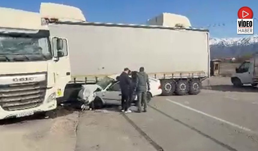 Çatalarmut Yol Ayrımında Tır İle Otomobil Çarpıştı; 2 Ağır Yaralı
