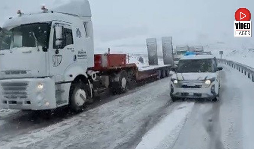 Karayolları Ekipleri Kapalı Yolları Açmak İçin Çalışıyor