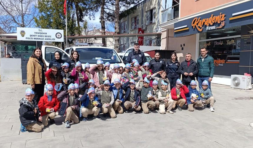 Minik Öğrencilerden Polislere Çiçekli Kutlama