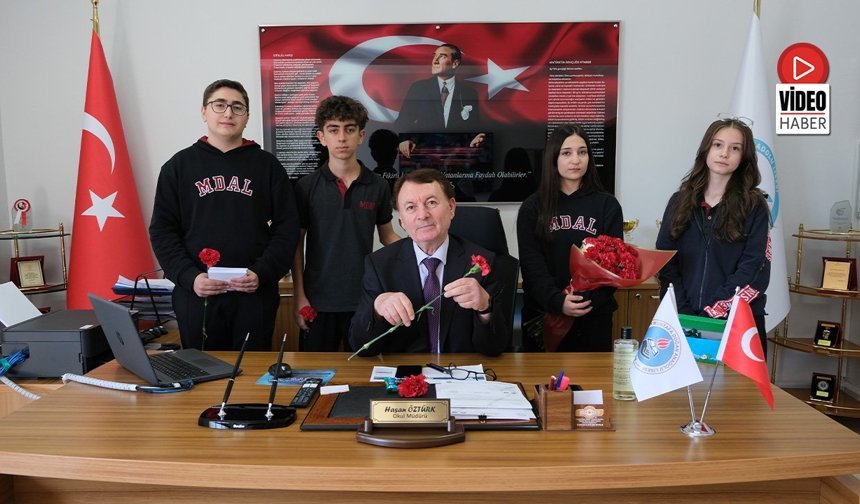 Öğrencilerinden Öğretmenlere Karanfil ve Çikolatalı Sürpriz