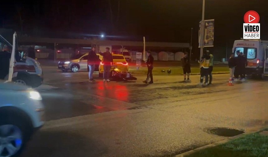 Erzincan'da Motosiklet İle Taksi Çarpıştı: 2 Yaralı