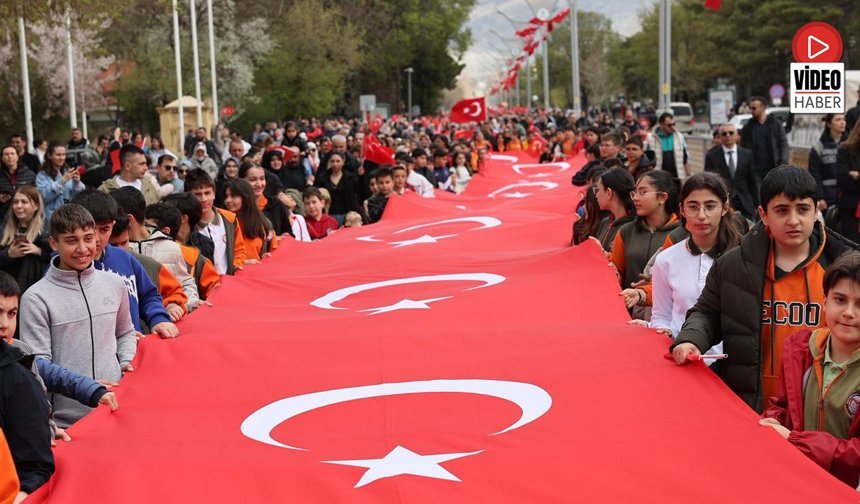 Bayrak Yürüyüşü Yapıldı