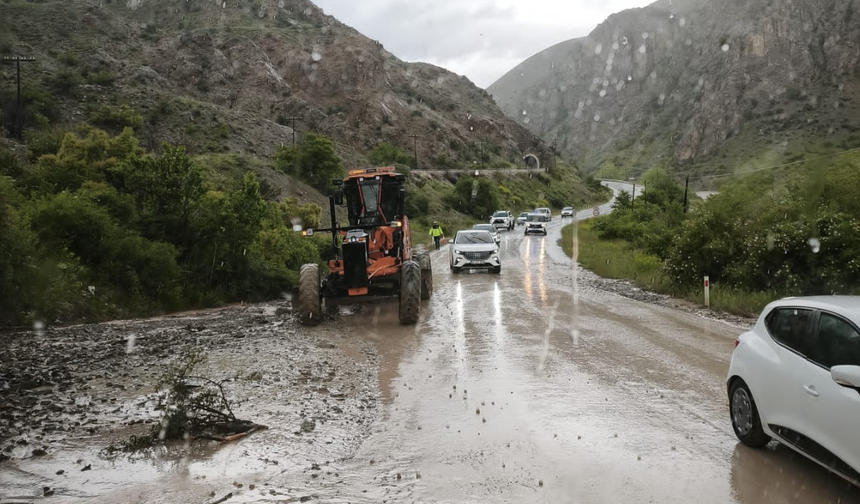Erzincan-Kemah Yolunda Toprak Kayması