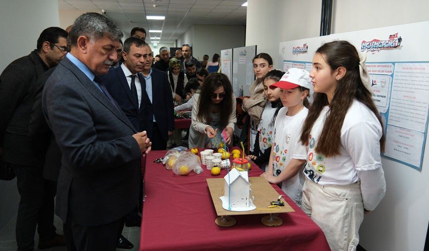 Erzincan'da Öğrenciler Bilim Fuarında Projelerini Sergiledi