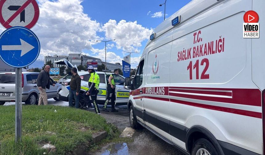 Erzincan'da Kavşakta Kaza: 3 Yaralı