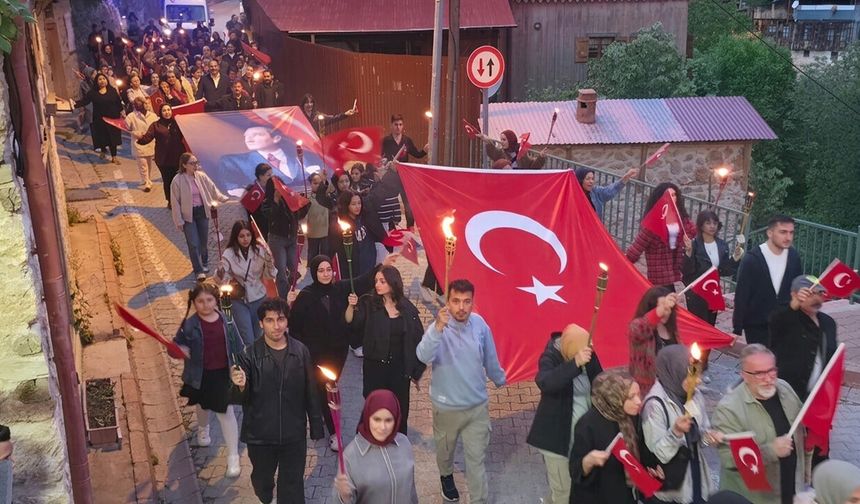 Kemaliye'de 19 Mayıs Coşkusu Fener Alayıyla Yaşandı