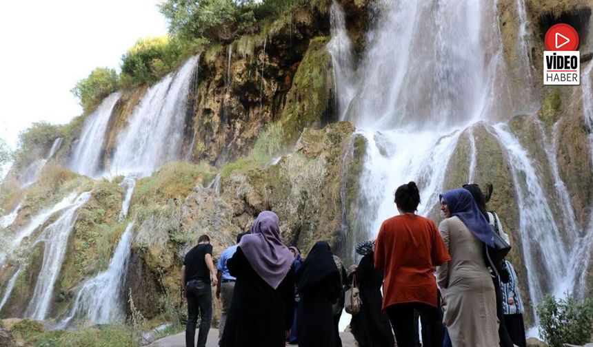 Kar Suları Girlevik Şelalesi'ni Coşturdu