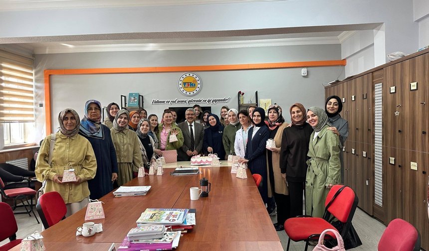 Demirkent TOKİ İlk ve Ortaokulunda Anneler Günü Kutlaması