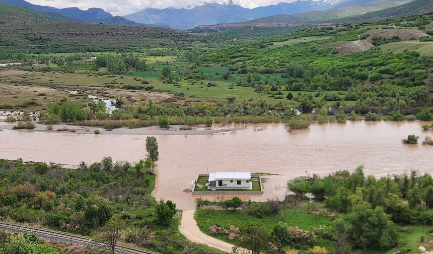 Fırat’ın Yükselen Suları Rafting Tesisini Yuttu