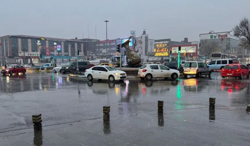 Erzincan’da Sağanak Hayatı Felç Etti: Caddeler Göle Döndü