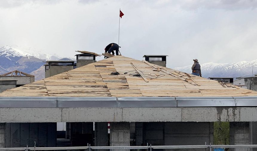 Erzincan'da Çatıda Tehlikeli Çalışma Kameraya Yansıdı