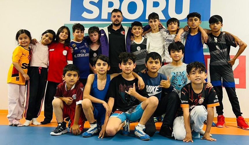 13 Şubat Stadyumu’nda Geleceğin Güreşçileri Yetiştiriliyor