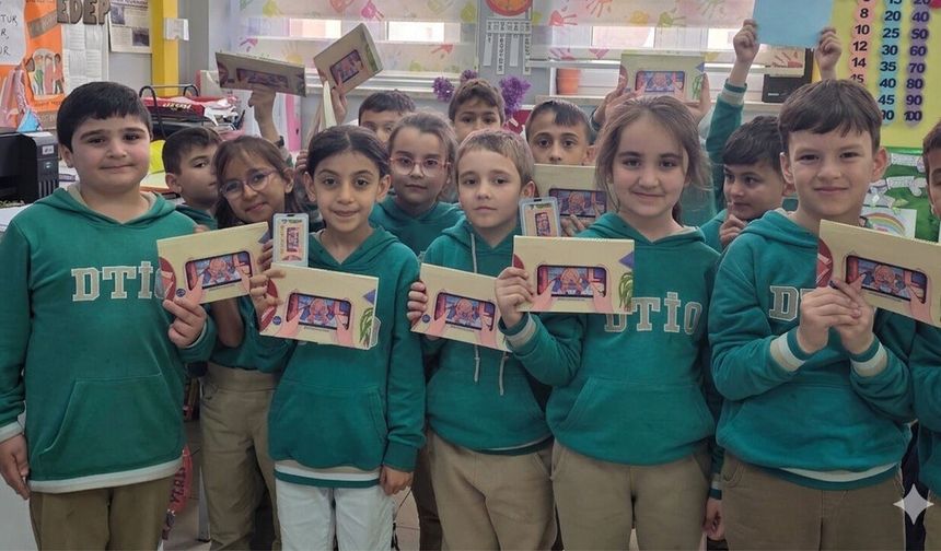 'Telefon Melefon Yok' Diyerek Kitap Sevgisine Dikkat Çektiler