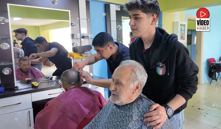 Öğrenciler Yaşlıların Bayram Tıraşını Yaptı