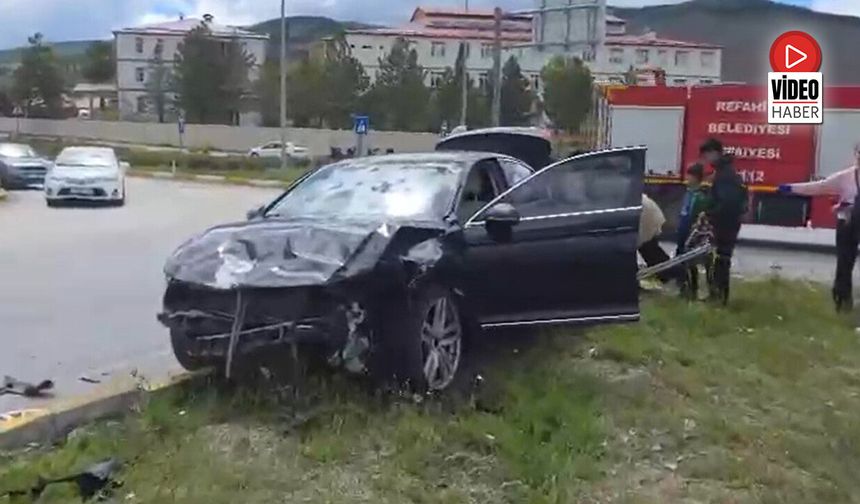 Refahiye'de İki Otomobil Çarpıştı: 6 Yaralı