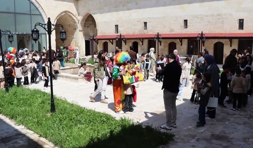Tercan'da Öğrencilerden Çocuk Şenliği Etkinliği