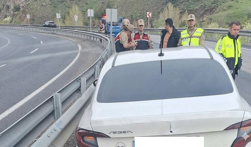 Kontrolden Çıkan Otomobil Bariyere Çarptı