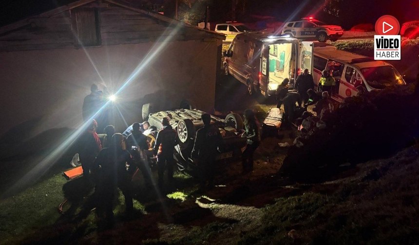 Erzincan'da Otomobil Evin Bahçesine Devrildi: 2 Yaralı
