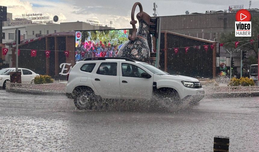 Erzincan'da Sağanak Nedeniyle Cadde ve Sokaklar Su Altında Kaldı