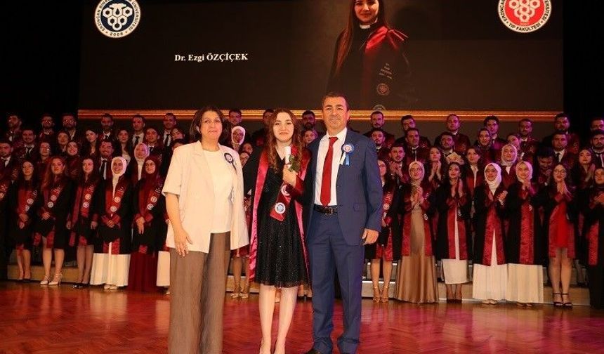 Profesör Anne ve Babanın Kızları da Doktor Oldu