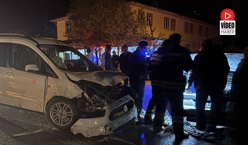 Araçta Sıkışan Yaralıyı İtfaiye Kurtardı