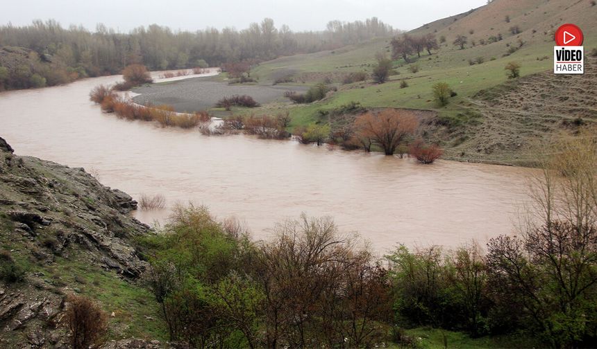 Eriyen Kar Suları Karasu Nehrini Coşturdu