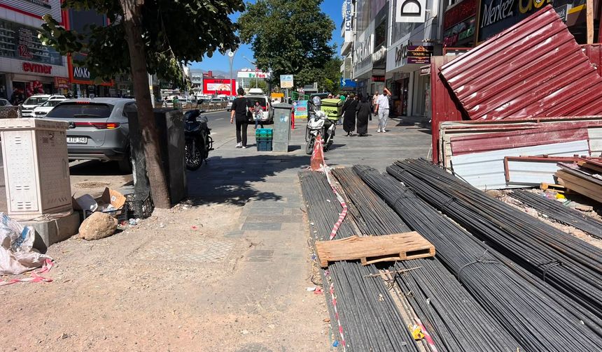 Erzincan’da Kaldırımlara İnşaat Engeli