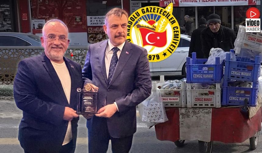 Semih Peker Ödülünü Bakan Tekin'in Elinden Aldı