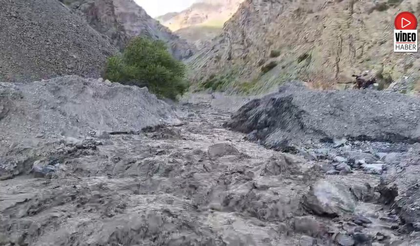 Üzümlü'de Dere Çamur Aktı, Vatandaşlar Tedirgin Oldu