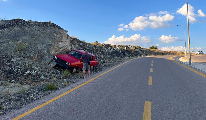 Freni Boşalan Araç Kayalıklara Çarparak Durdu