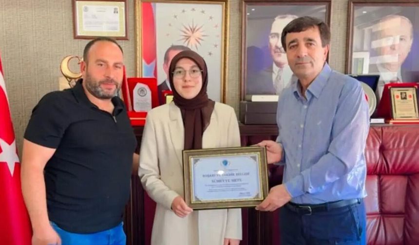 Başarılı Öğrenci Sümeyye Mete'ye Takdir Belgesi ve Hediye
