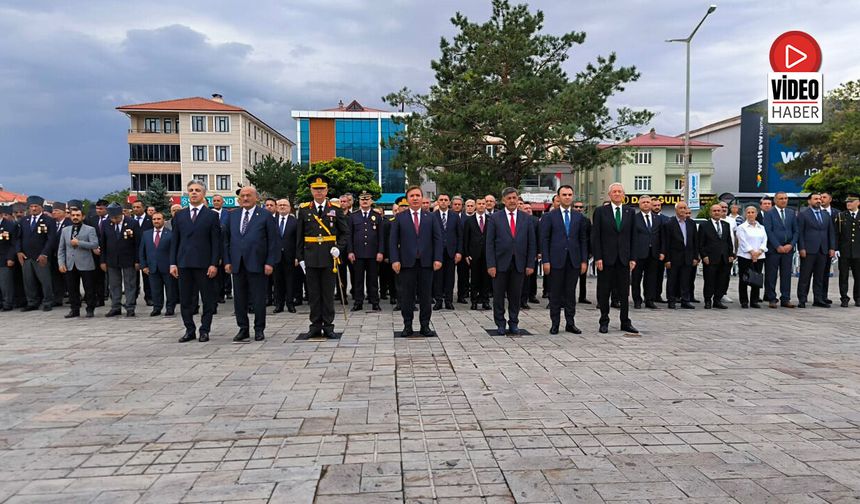 Erzincan’da Zafer Bayramı Coşkusu Çelenk Töreniyle Başladı