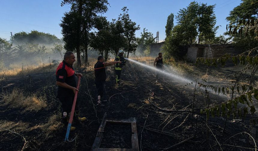 Erzincan'da Arsa Yangını Büyümeden Söndürüldü