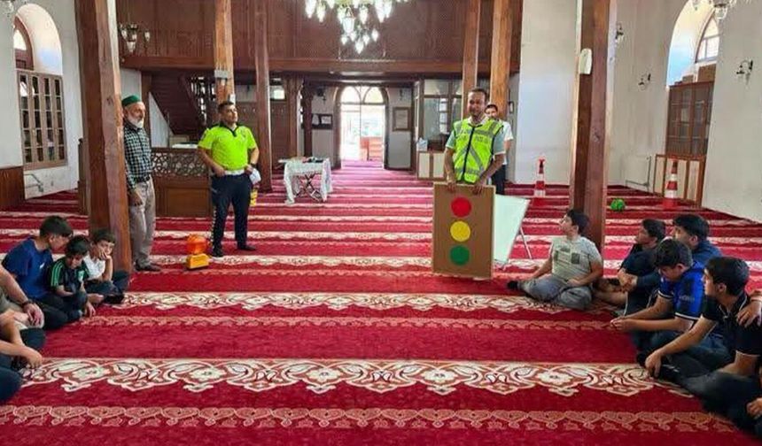 Refahiye'de Öğrencilere Trafik Güvenliği Eğitimi Verildi