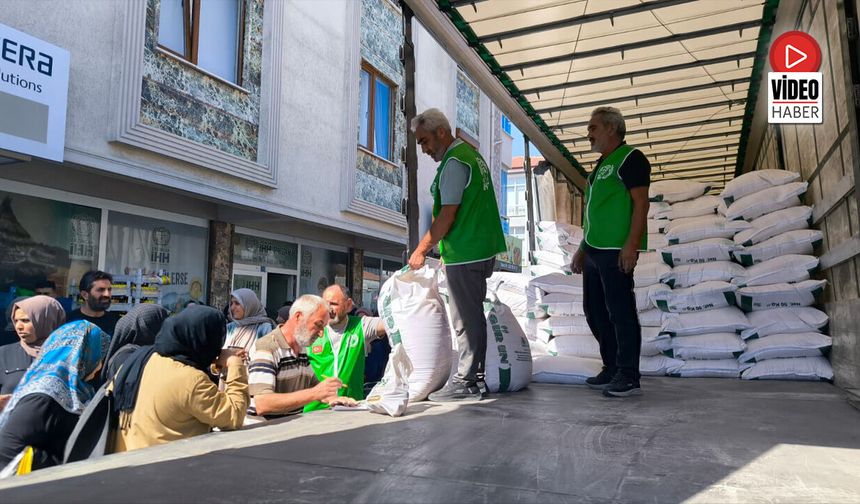 İHH Un Dağıtımında İzdiham Yaşandı