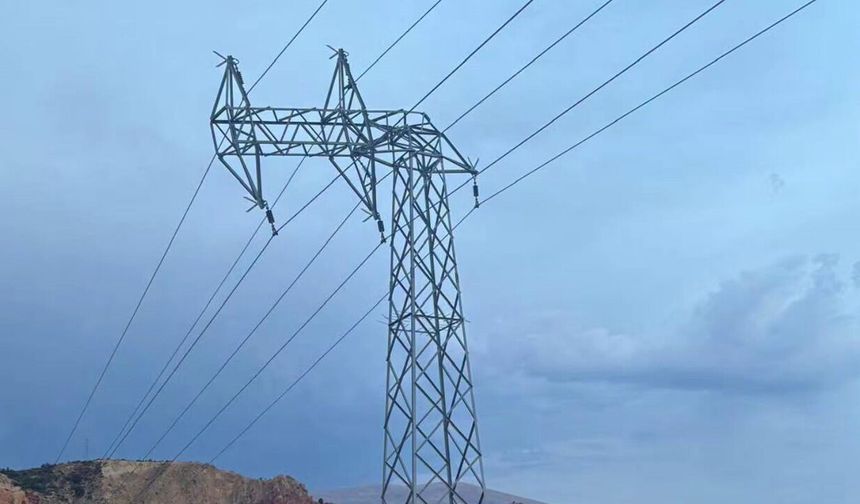 Kemaliye'de Fırtına Nedeniyle 8 Köyde Elektrik Kesintisi