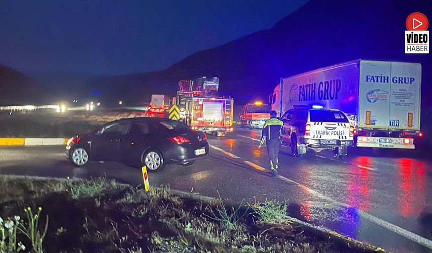 Sakaltutan'da Tır Heyelana Gömüldü, Uzun Araç Konvoyu Oluştu