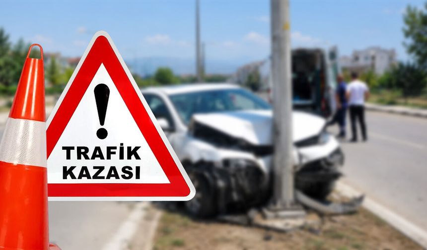 Kontrolden Çıkan Otomobil Direğe Çarptı: 2 Yaralı