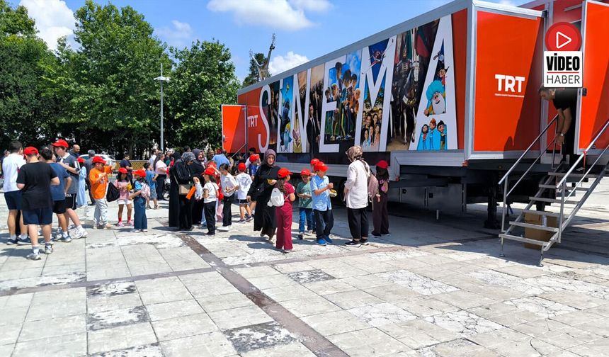 TRT Sinema Tırı Erzincan’da Çocuklarla Buluştu