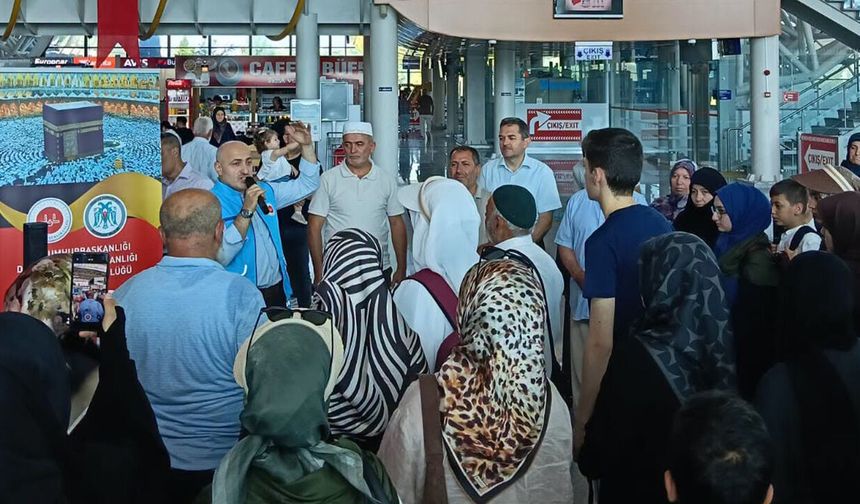 Umre Ödülü Kazanan Öğrenciler Kutsal Topraklara Yolcu Edildi
