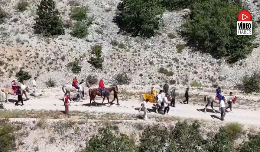 Erzincan'da Asırlık Gelenek Atlı Düğün Alayıyla Yaşatılıyor