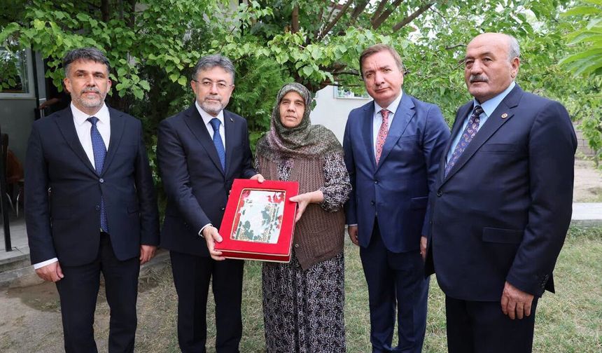 Bakan Yumaklı, Şehit Ailesini Ziyaret Etti
