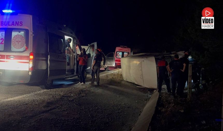 Erzincan'da Bal Yüklü Minibüs Devrildi: 3 Yaralı