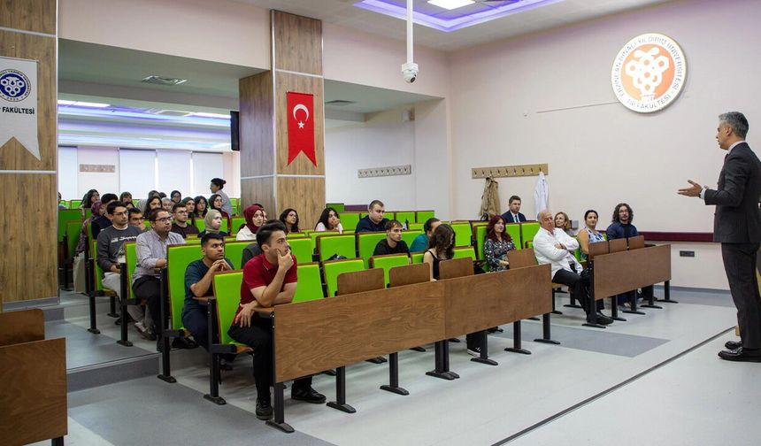 Rektör Kuyrukluyıldız, Tıp Fakültesi Öğrencileriyle Buluştu