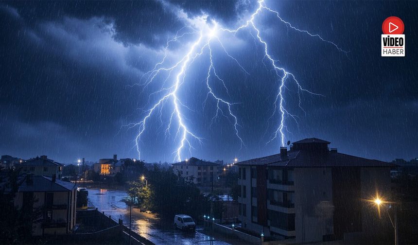 Erzincan'da Geceyi Şimşekler Aydınlattı