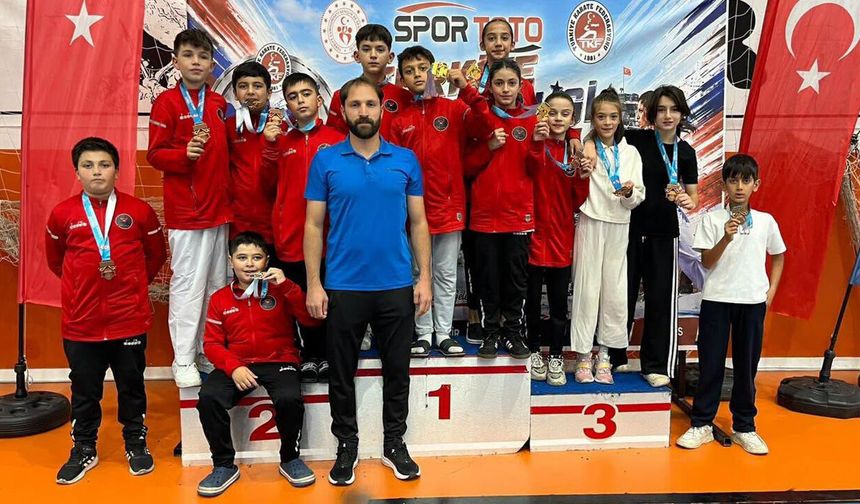 Erzincanlı Karateciler Kars’tan 13 Madalyayla Döndü