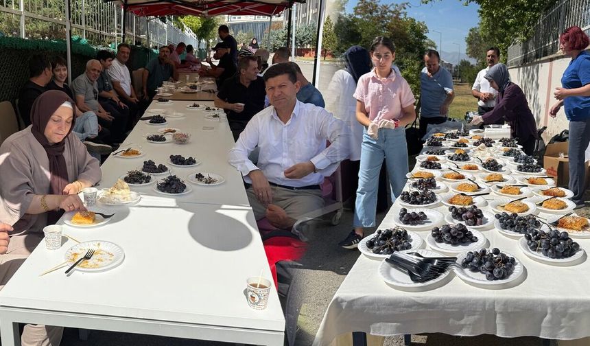 Öğrencilere Cimin Üzümü ve Tulum Peynirli Karşılama